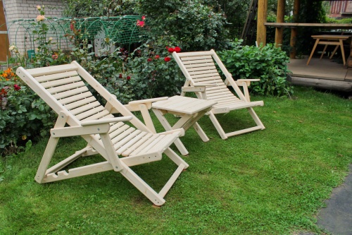Комплект садовых шезлонгов деревянный с подлокотниками (2 шезлонга + столик) ,КСШ-01