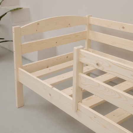 Кровать детская 700х1400 с бортиком из массива дерева в Классическом стиле, ККД-01