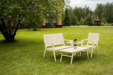 Скамейка и столик в саду