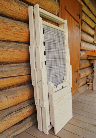 Комплект шезлонгов с клетчатой тканью и подлокотниками (2 шезлонга + столик) деревянный, КСШ-03-К