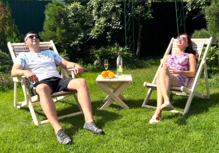 Комплект шезлонгов с клетчатой тканью и подлокотниками (2 шезлонга + столик) деревянный, КСШ-03-К