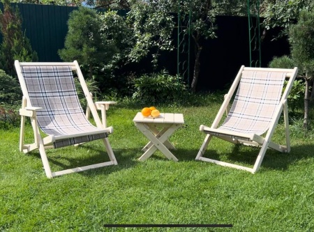 Комплект шезлонгов с клетчатой тканью и подлокотниками (2 шезлонга + столик) деревянный, КСШ-03-К