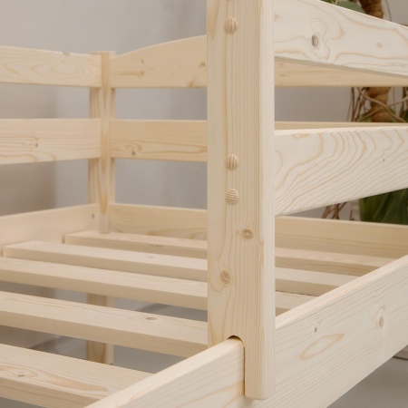 Кровать детская 700х1400 с бортиком из массива дерева в Классическом стиле, ККД-01