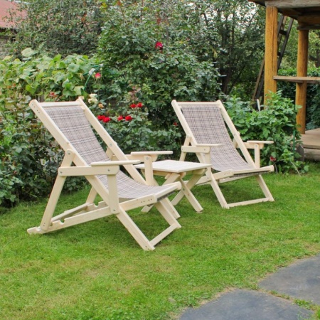 Комплект шезлонгов с клетчатой тканью и подлокотниками (2 шезлонга + столик) деревянный, КСШ-03-К