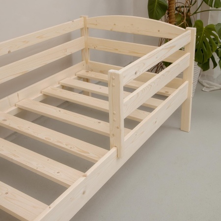 Кровать детская 700х1400 с бортиком из массива дерева в Классическом стиле, ККД-01