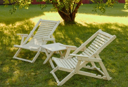 Комплект садовых шезлонгов деревянный с подлокотниками (2 шезлонга + столик) ,КСШ-01